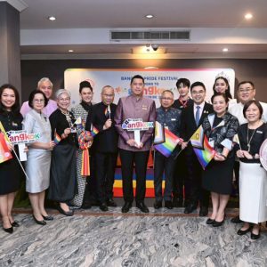 “นิกร โสมกลาง” นำทีม พม. ติดเข็มกลัด Pride Month ให้นายกฯ – ครม.