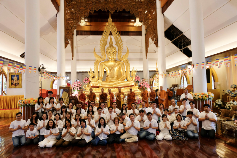 ร่วมพิธีแห่และถวายเทียนพรรษา